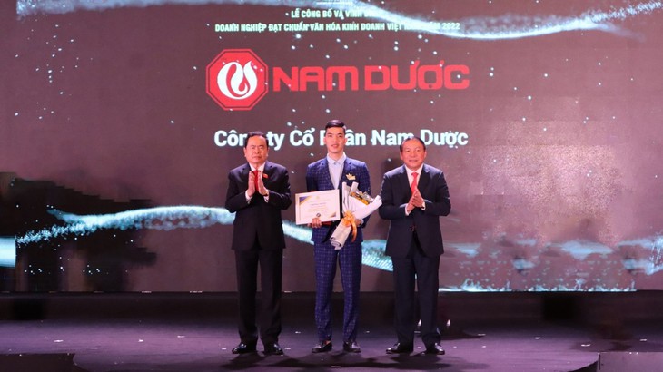 Nam Dược lọt top 3 doanh nghiệp dược phẩm và chăm sóc sức khỏe có môi trường làm việc tốt nhất Việt Nam năm 2023- Ảnh 2.