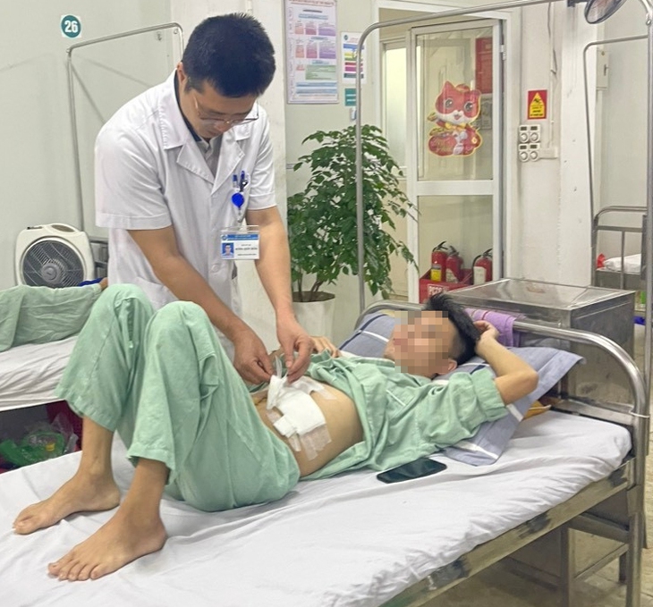 Cứu sống bệnh nhân sốc mất máu bị dao đâm thấu bụng phức tạp- Ảnh 4.