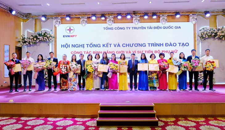 EVNNPT tổ chức thành công Hội nghị tổng kết và chương trình đào tạo công tác bình đẳng giới và Vì sự tiến bộ phụ nữ giai đoạn 2018 - 2023- Ảnh 9. EVNNPT tổ chức thành công Hội nghị tổng kết và chương trình đào tạo công tác bình đẳng giới và Vì sự tiến bộ phụ nữ giai đoạn 2018 - 2023- Ảnh 9.