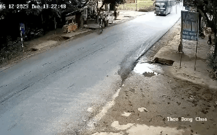 [VIDEO] Qua đường không quan sát, nữ sinh bị xe khách đâm tử vong