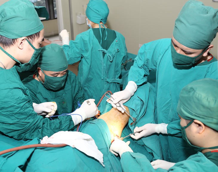 Kinh khủng thanh sắt dài 40 cm đâm xuyên bẹn thanh niên 34 tuổi- Ảnh 1.