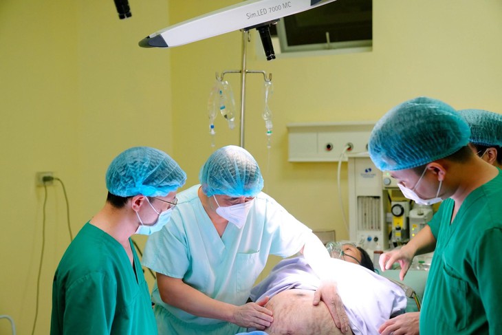 Người mẹ ung thư vú di căn, vỡ oà hạnh phúc nghe 2 con khóc chào đời- Ảnh 1.