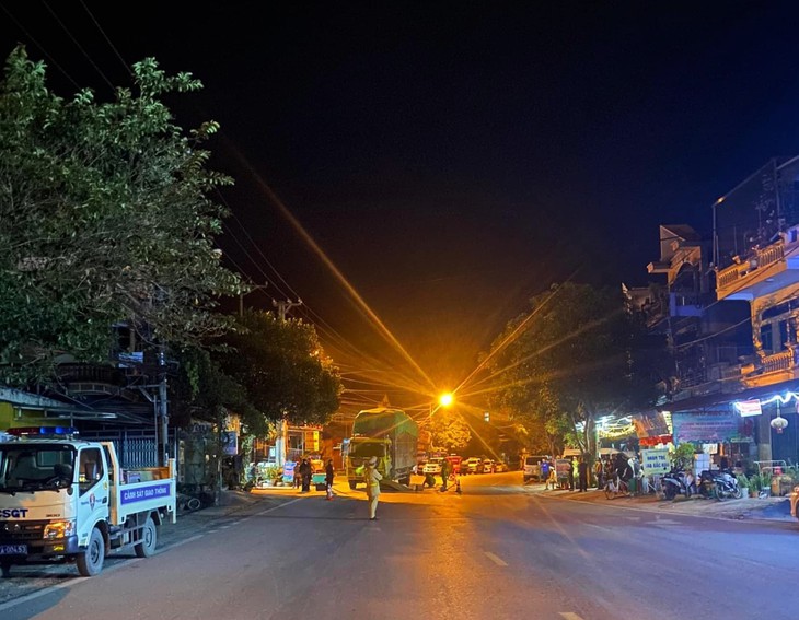 Lạng lách đánh võng trên đường, 2 thanh niên tử vong dưới gầm ô tô- Ảnh 2.