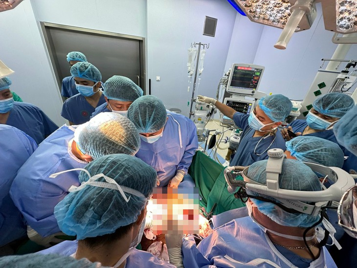 Nam thanh niên ngã giàn giáo bị thanh sắt dài 1,7m đâm xuyên từ hạ sườn phải lên ngực trái- Ảnh 3.