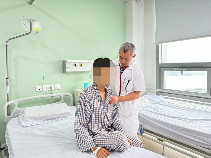 Nam thanh niên ngã giàn giáo bị thanh sắt dài 1,7m đâm xuyên từ hạ sườn phải lên ngực trái- Ảnh 4.