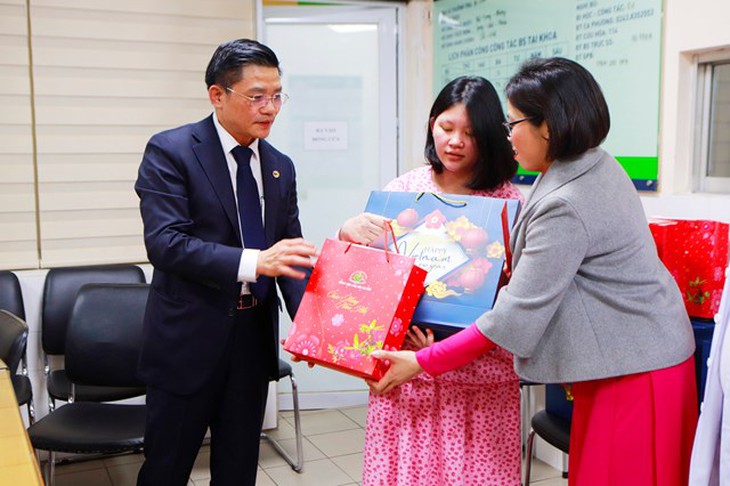 Ban Giám đốc Bệnh viện Phụ sản Hà Nội tặng quà cho sản phụ sinh con trong dịp Tết nguyên đán- Ảnh 1.