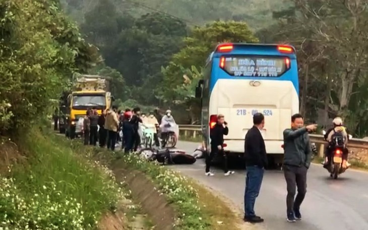 Nữ sinh bị xe khách tông tử vong trên đường đến trường