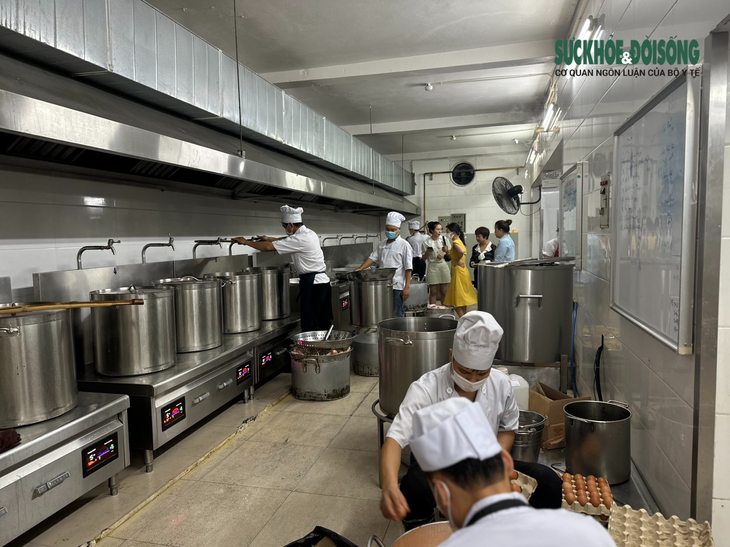 Hà Nội: Kiểm tra ngẫu nhiên mẫu thực phẩm tại chợ dân sinh để kiểm soát an toàn thực phẩm- Ảnh 2. Hà Nội: Kiểm tra ngẫu nhiên mẫu thực phẩm tại chợ dân sinh để kiểm soát an toàn thực phẩm- Ảnh 2.