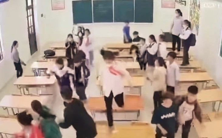 Học sinh xúc phạm, hành hung cô giáo đến ngất xỉu: Chuyên gia giáo dục nói gì?
