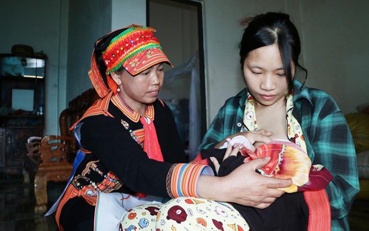 Thời gian đào tạo tối thiểu với nhân viên y tế thôn bản và cô đỡ thôn bản