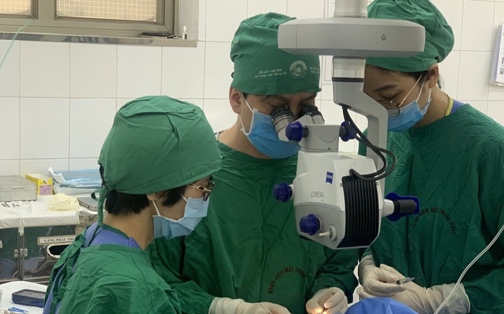 Ca ghép giác mạc gần 4 giờ chấm dứt cảnh mù loà đau đớn của người đàn ông ở Hà Nội