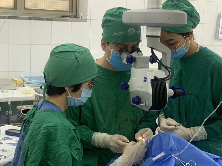 Sau ca ghép giác mạc gần 4 tiếng, người đàn ông đã không còn phải chịu đau đớn, mù loà - Ảnh 1.
