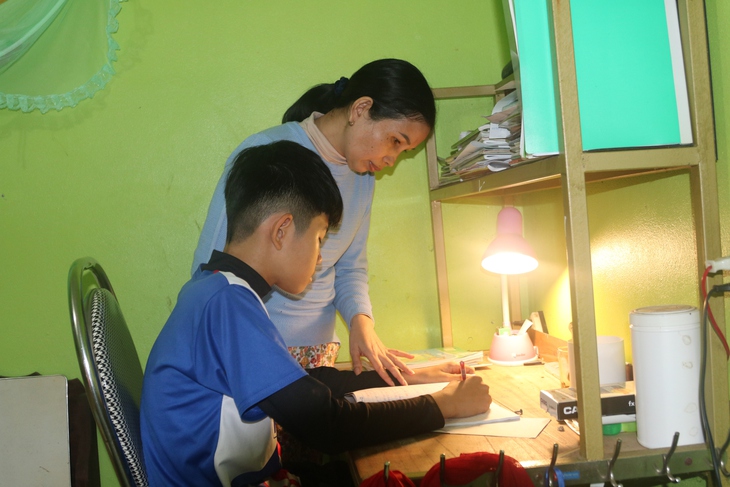 Cô giáo mầm non kiệt sức chăm chồng trọng bệnh, mẹ già, con thơ- Ảnh 3. Cô giáo mầm non kiệt sức chăm chồng trọng bệnh, mẹ già, con thơ- Ảnh 3.