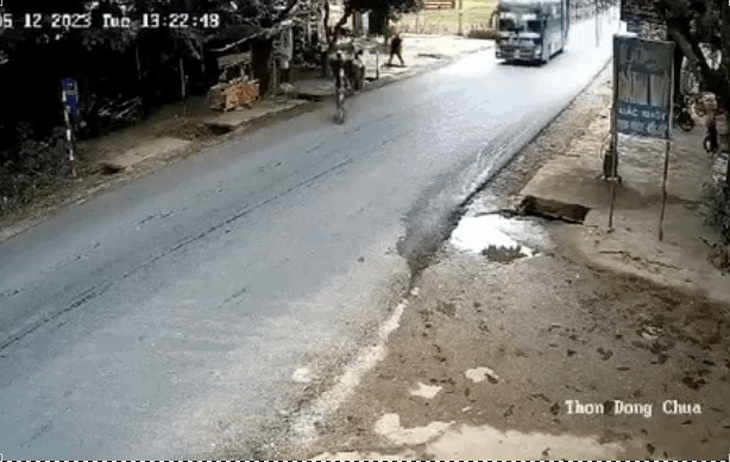Qua đường không quan sát, nữ sinh bị xe khách đâm tử vong- Ảnh 1.