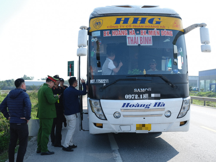 Hơn 2.000 người truy tìm 2 phạm nhân bỏ trốn- Ảnh 1.