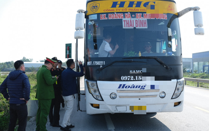 Hơn 2.000 người truy tìm 2 phạm nhân bỏ trốn