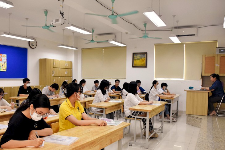 Không chờ "chốt" môn thi lớp 10, phụ huynh tìm phương án dự phòng cho con - Ảnh 1.