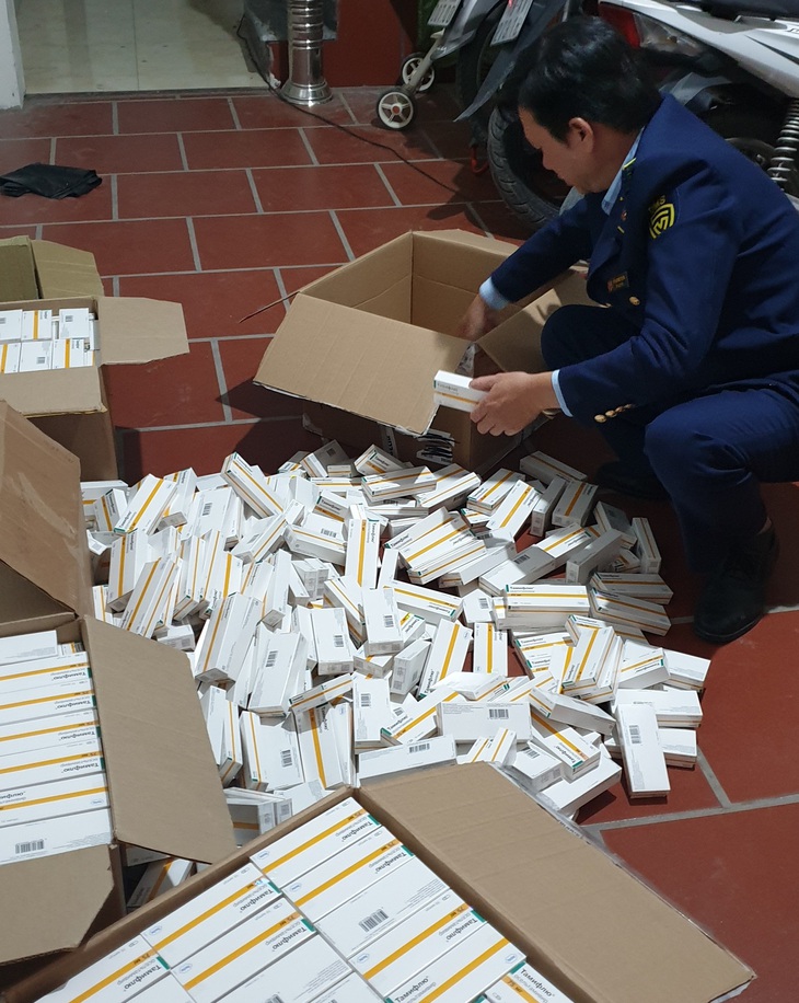 Thu giữ hơn 1000 hộp thuốc tamiflu nhập lậu tại hộ kinh doanh dược phẩm '2 không"- Ảnh 2. Thu giữ hơn 1000 hộp thuốc tamiflu nhập lậu tại hộ kinh doanh dược phẩm '2 không"- Ảnh 2.