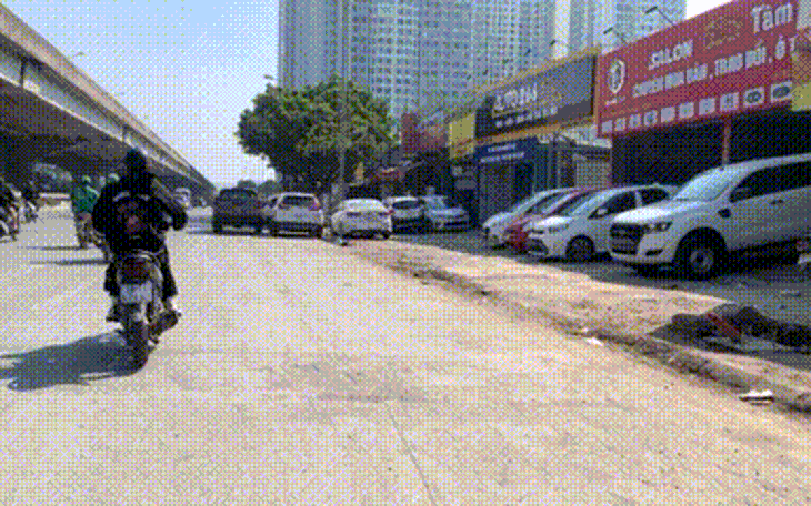 Hà Nội: Nhiều showroom ô tô biến vỉa hè thành "đất riêng"