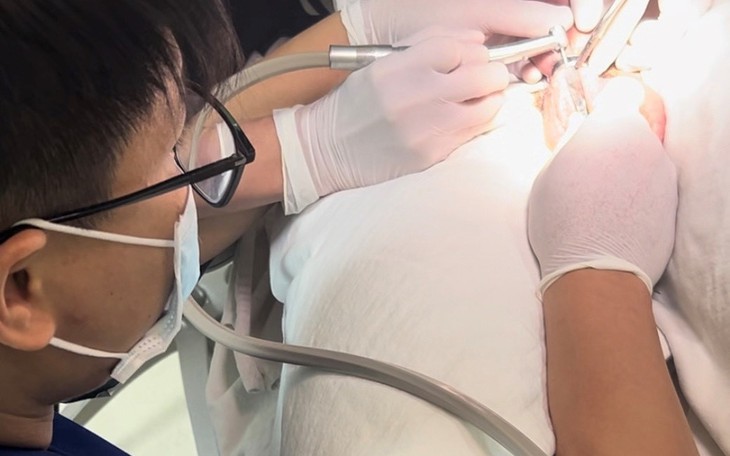 Thủ dâm bằng nhẫn, nam sinh 16 tuổi bị kẹt dương vật gây phù nề