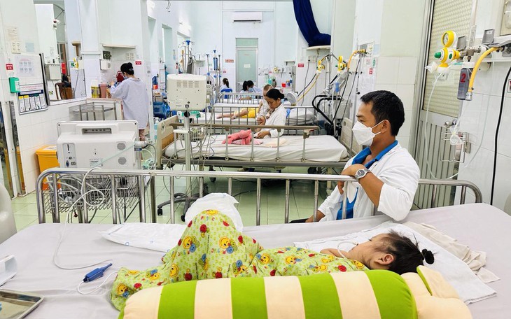 Để trẻ không mắc virus tay chân miệng thể nặng, cha mẹ phải làm gì?