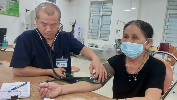 Bác sĩ khuyến cáo về các biến chứng của bệnh cúm mùa ở người cao tuổi- Ảnh 1. Bác sĩ khuyến cáo về các biến chứng của bệnh cúm mùa ở người cao tuổi- Ảnh 1.