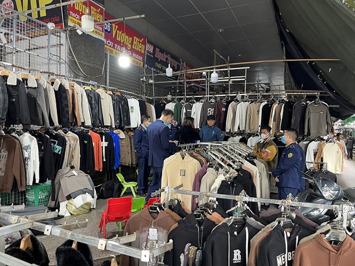 Hà Nội: Thu giữ gần 2.900 sản phẩm giả mạo nhãn hiệu tại nhiều cơ sở kinh doanh- Ảnh 1.