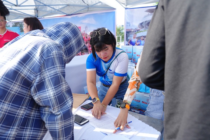 Hàng trăm vận động viên đến nhận số báo danh tại Nghi Xuân Half marathon năm 2023- Ảnh 2.