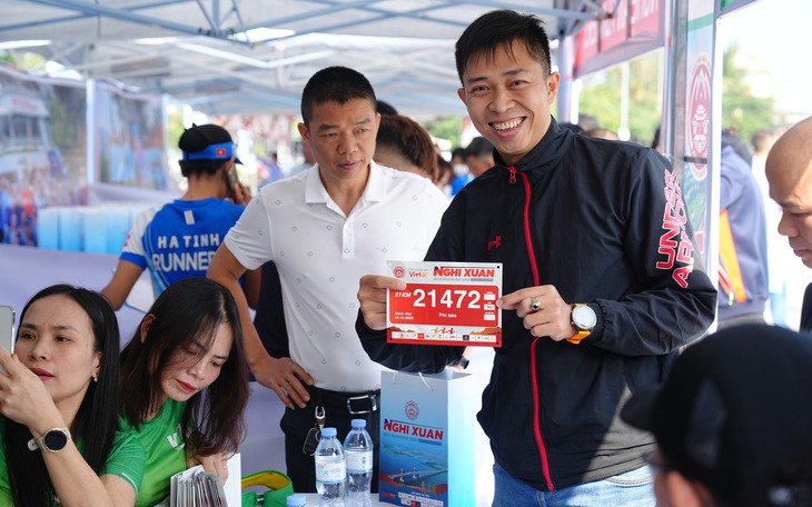 Hàng trăm vận động viên đến nhận số báo danh tại Nghi Xuân Half marathon năm 2023