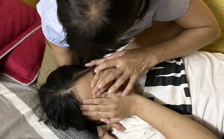 Nỗi đau mẹ đơn thân có con gái ung thư võng mạc: "Xin con đừng bỏ mẹ mà đi!"