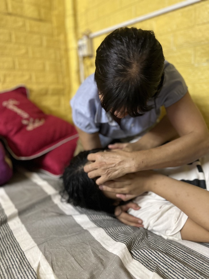 Nỗi đau mẹ đơn thân có con gái ung thư võng mạc: 'Xin con đừng bỏ mẹ mà đi!'- Ảnh 1. Nỗi đau mẹ đơn thân có con gái ung thư võng mạc: 'Xin con đừng bỏ mẹ mà đi!'- Ảnh 1.