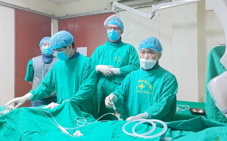 Cứu sống bệnh nhân 86 tuổi phình động mạch chủ ngực phức tạp