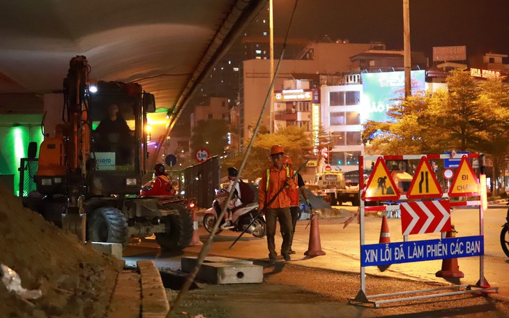 Xuyên đêm xén vỉa hè mở rộng đường "cứu" Ngã Tư Sở