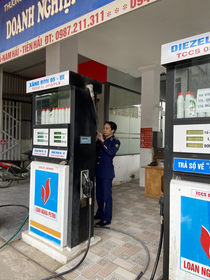 Xử phạt hơn 30 triệu đồng cửa hàng xăng dầu gian lận ở Thái Bình - Ảnh 3.