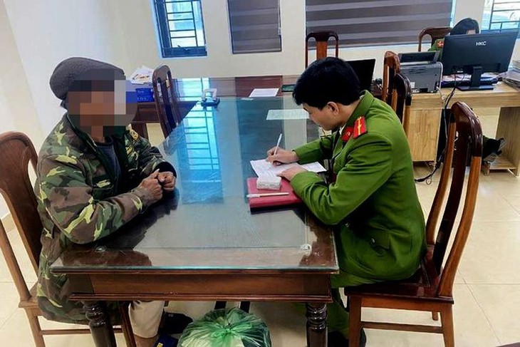 U60 bị truy nã về hành vi giao cấu với trẻ em ra đầu thú - Ảnh 1.