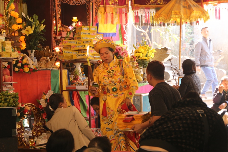 Người dân nườm nượp đi lễ đền Củi thờ quan Hoàng Mười - Ảnh 13.