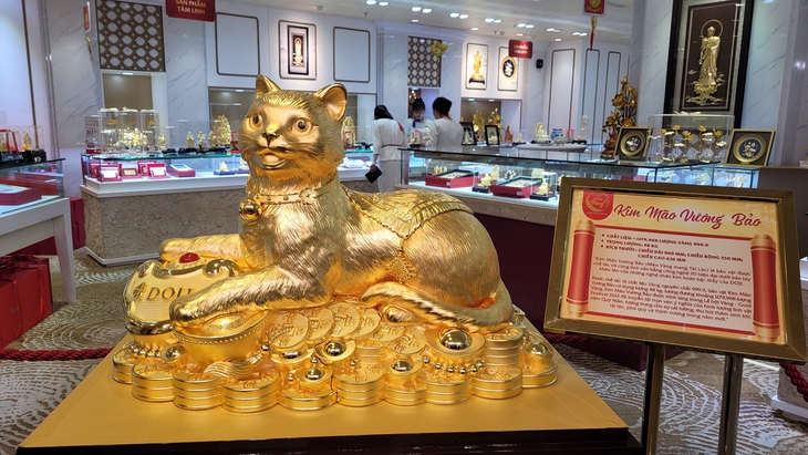 Cận cảnh Mèo vàng "Kim Mão vương bảo" gần 50kg gây sốt ngày vía Thần Tài - Ảnh 2. Cận cảnh Mèo vàng "Kim Mão vương bảo" gần 50kg gây sốt ngày vía Thần Tài - Ảnh 2.