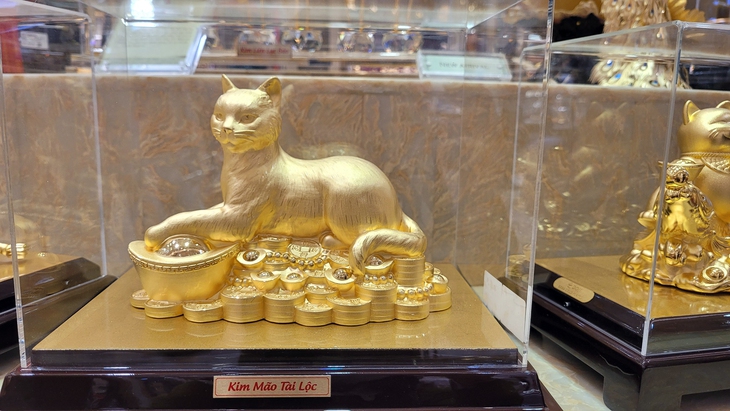 Cận cảnh Mèo vàng "Kim Mão vương bảo" gần 50kg gây sốt ngày vía Thần Tài - Ảnh 8. Cận cảnh Mèo vàng "Kim Mão vương bảo" gần 50kg gây sốt ngày vía Thần Tài - Ảnh 8.