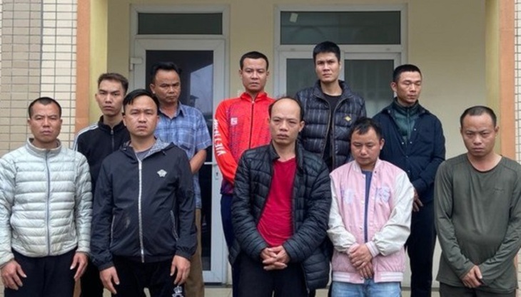Bắt quả tang nhóm đối tượng dùng cốc nhựa đánh bạc dưới hình thức xóc đĩa - Ảnh 2.