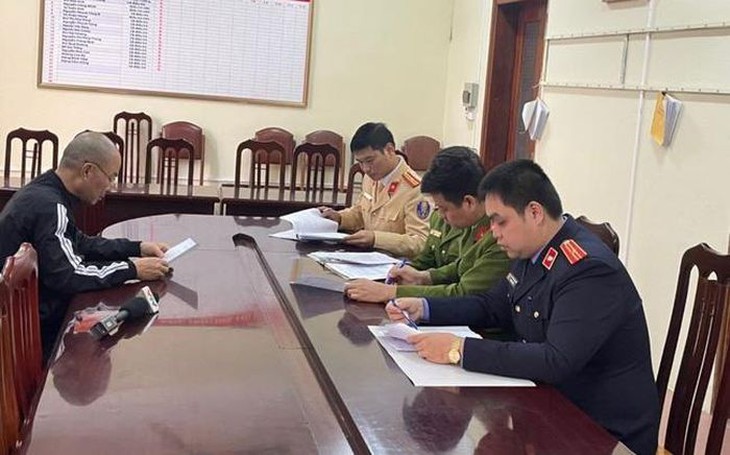 Tài xế say rượu lao vào tổ tuần tra, gây thương tích cho nhiều cán bộ CSGT - Ảnh 1.