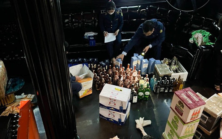Thu giữ lượng lớn khí cười, rượu lậu trên phố Mã Mây, Hà Nội
