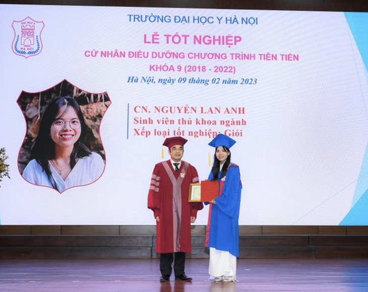 Thêm 48 cử nhân điều dưỡng đào tạo chuẩn quốc tế của Đại học Y Hà Nội ra trường
- Ảnh 1. Thêm 48 cử nhân điều dưỡng đào tạo chuẩn quốc tế của Đại học Y Hà Nội ra trường
- Ảnh 1.