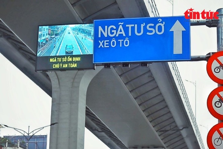 Cận cảnh biển báo thông minh tại các 'điểm đen' giao thông ở Hà Nội - Ảnh 8.