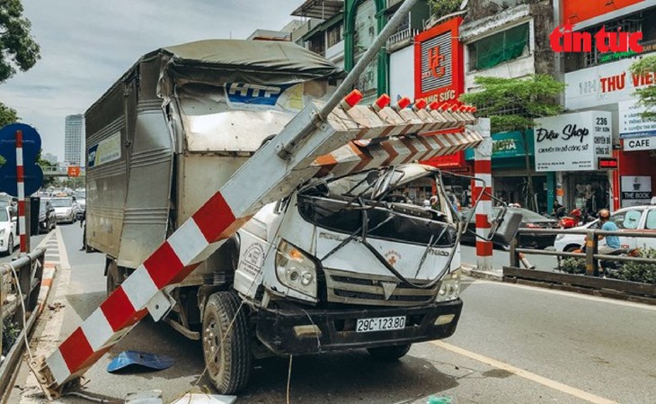 Cận cảnh biển báo thông minh tại các 'điểm đen' giao thông ở Hà Nội - Ảnh 2.