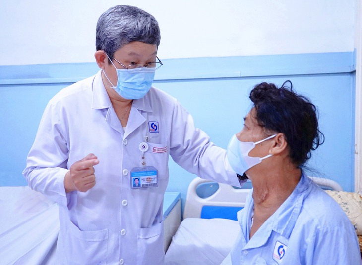 Người phụ nữ mang khối u tuyến giáp khổng lồ suốt 30 năm - Ảnh 2. Người phụ nữ mang khối u tuyến giáp khổng lồ suốt 30 năm - Ảnh 2.