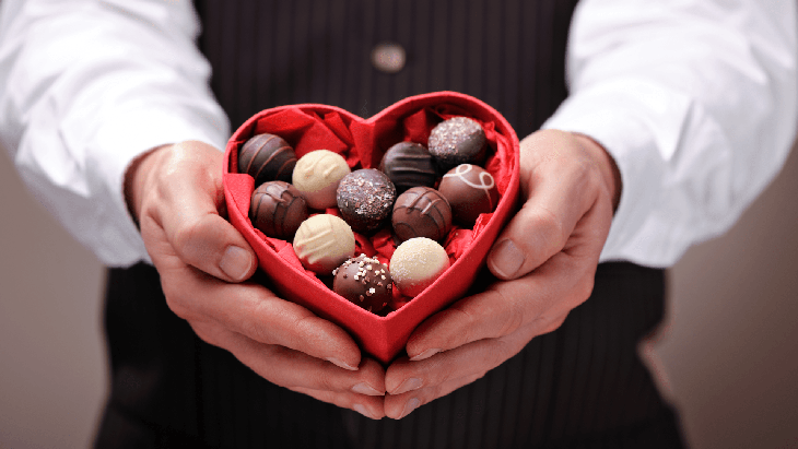 Tại sao hoa hồng và socola trở thành biểu tượng không thể thiếu trong ngày Valentine? - Ảnh 2. Tại sao hoa hồng và socola trở thành biểu tượng không thể thiếu trong ngày Valentine? - Ảnh 2.
