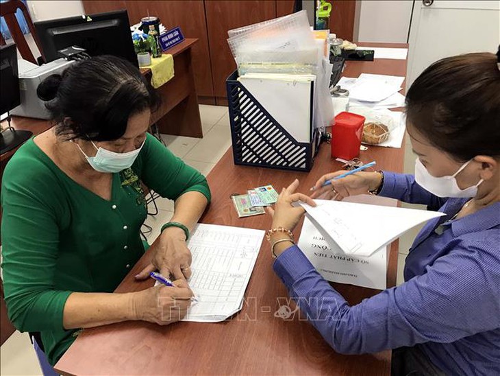TP HCM hoàn thành chi hỗ trợ người lao động bị ảnh hưởng bởi COVID-19 từ Quỹ Bảo hiểm thất nghiệp
- Ảnh 1. TP HCM hoàn thành chi hỗ trợ người lao động bị ảnh hưởng bởi COVID-19 từ Quỹ Bảo hiểm thất nghiệp
- Ảnh 1.