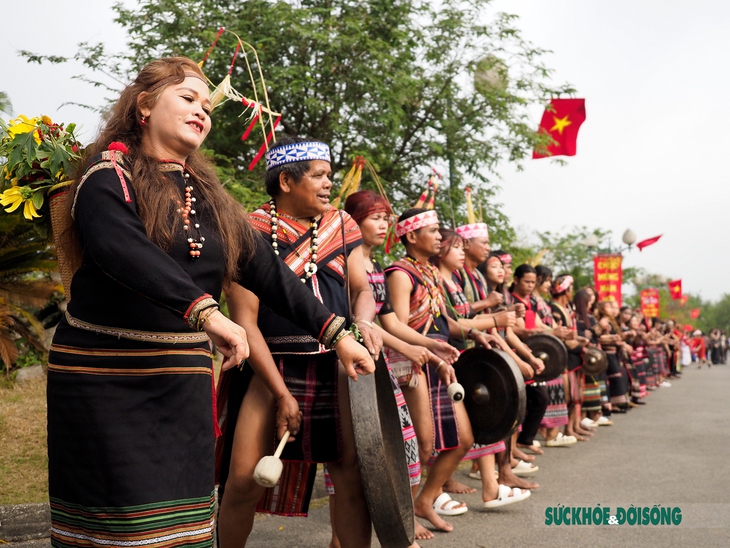 Quyền Chủ tịch nước tặng quà cho đồng bào dân tộc thiểu số trong "Ngày hội sắc xuân trên mọi miền Tổ quốc"  - Ảnh 8.