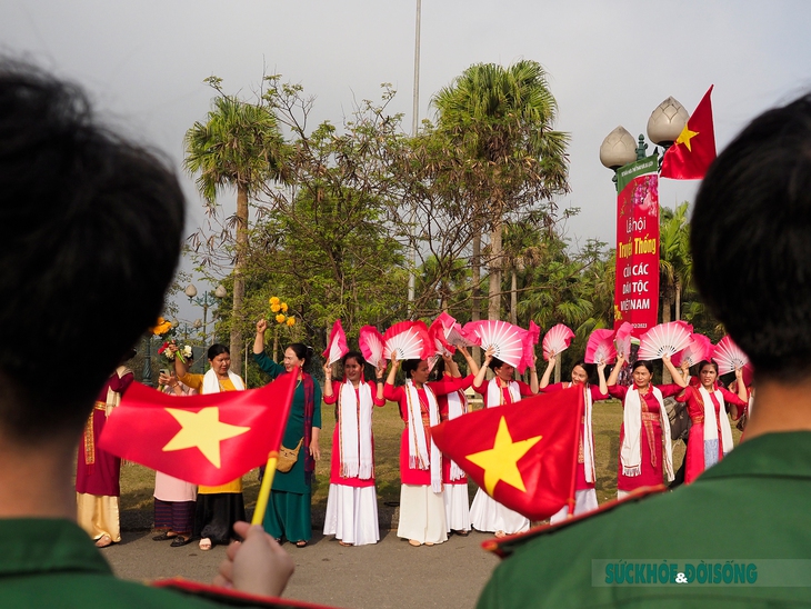 Quyền Chủ tịch nước tặng quà cho đồng bào dân tộc thiểu số trong "Ngày hội sắc xuân trên mọi miền Tổ quốc"  - Ảnh 7.