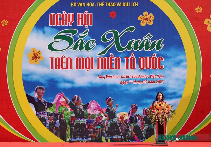 Quyền Chủ tịch nước tặng quà cho đồng bào dân tộc thiểu số trong "Ngày hội sắc xuân trên mọi miền Tổ quốc"  - Ảnh 1.